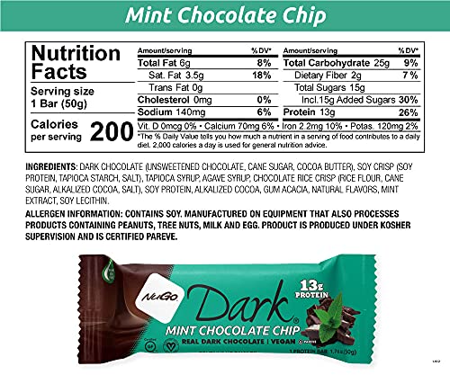 Sección de corte de NuGo Dark Chocolate Mint Bar, interior con trocitos de menta para sabor equilibrado