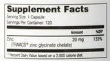Manos sostienen frasco NuMedica Zinc glicinato 20 mg para uso diario cómodo.