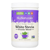 NuNaturals Stevia en polvo blanca junto a una taza, endulza bebidas sin calorías
