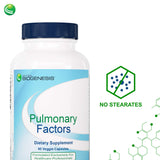 Una persona sostiene cápsulas Nutra BioGenesis Factores Pulmonares para uso diario.