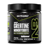 NutraBio creatina micronizada en taza, ideal para entrenamientos con energía sostenida.