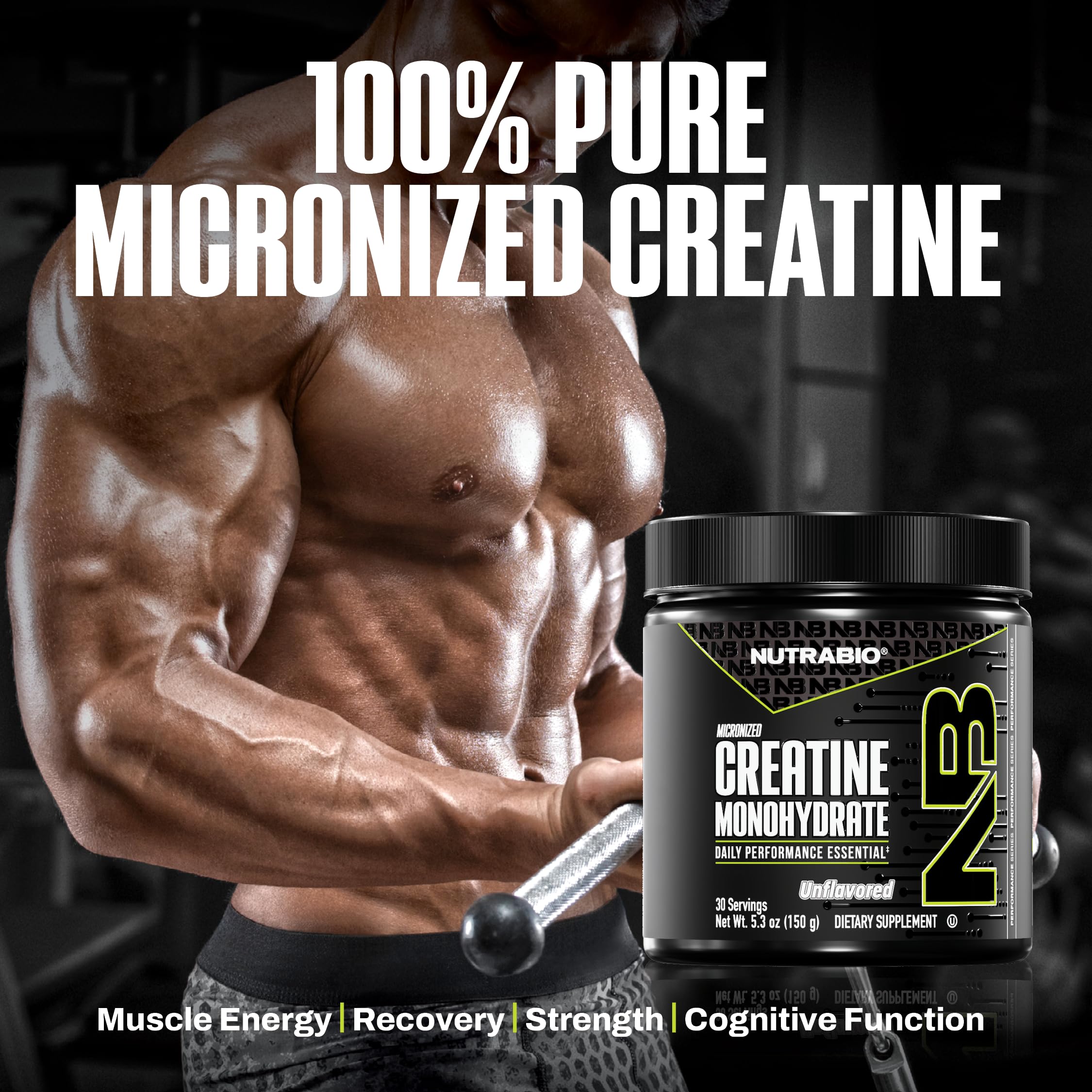 NutraBio creatina micronizada vertida en vaso para entrenamiento.