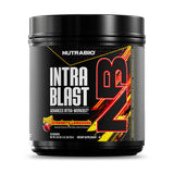 NutraBio Intra Blast: botella derramando para hidratación durante el entrenamiento