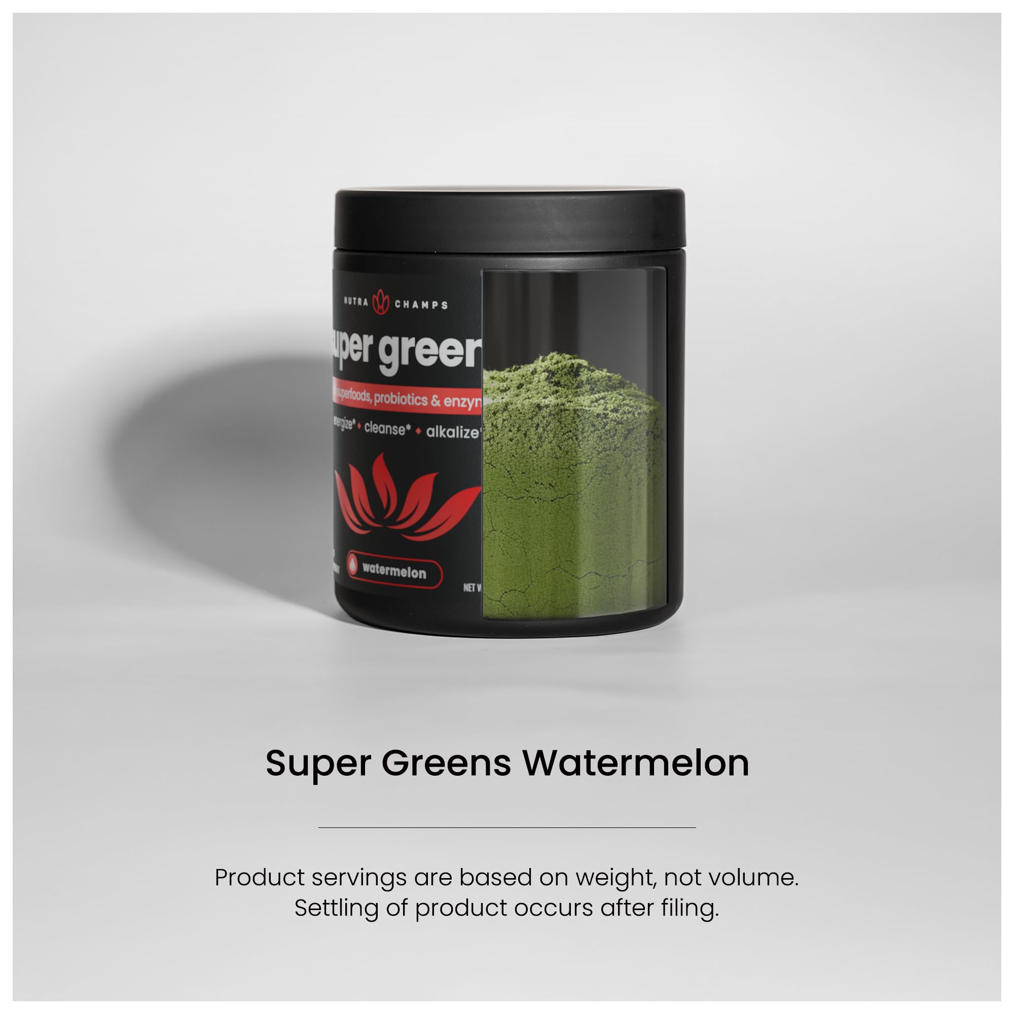 NutraChamps Super Greens, manos sirviendo batido, uso versátil para la mañana.
