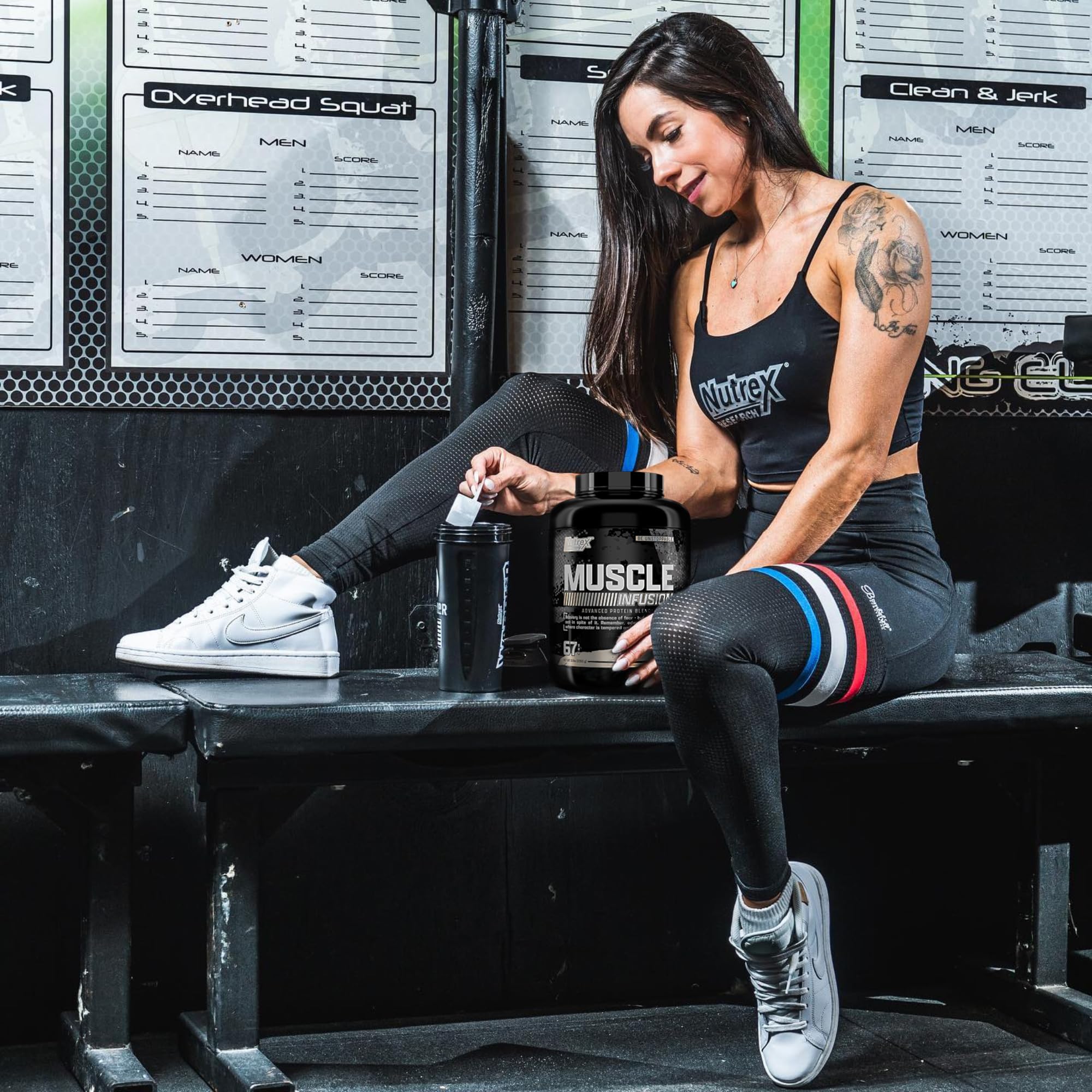 Nutrex Muscle Infusion vertiendo polvo en vaso para batido rápido tras entreno