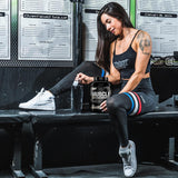 Nutrex Muscle Infusion vertiendo polvo en vaso para batido rápido tras entreno