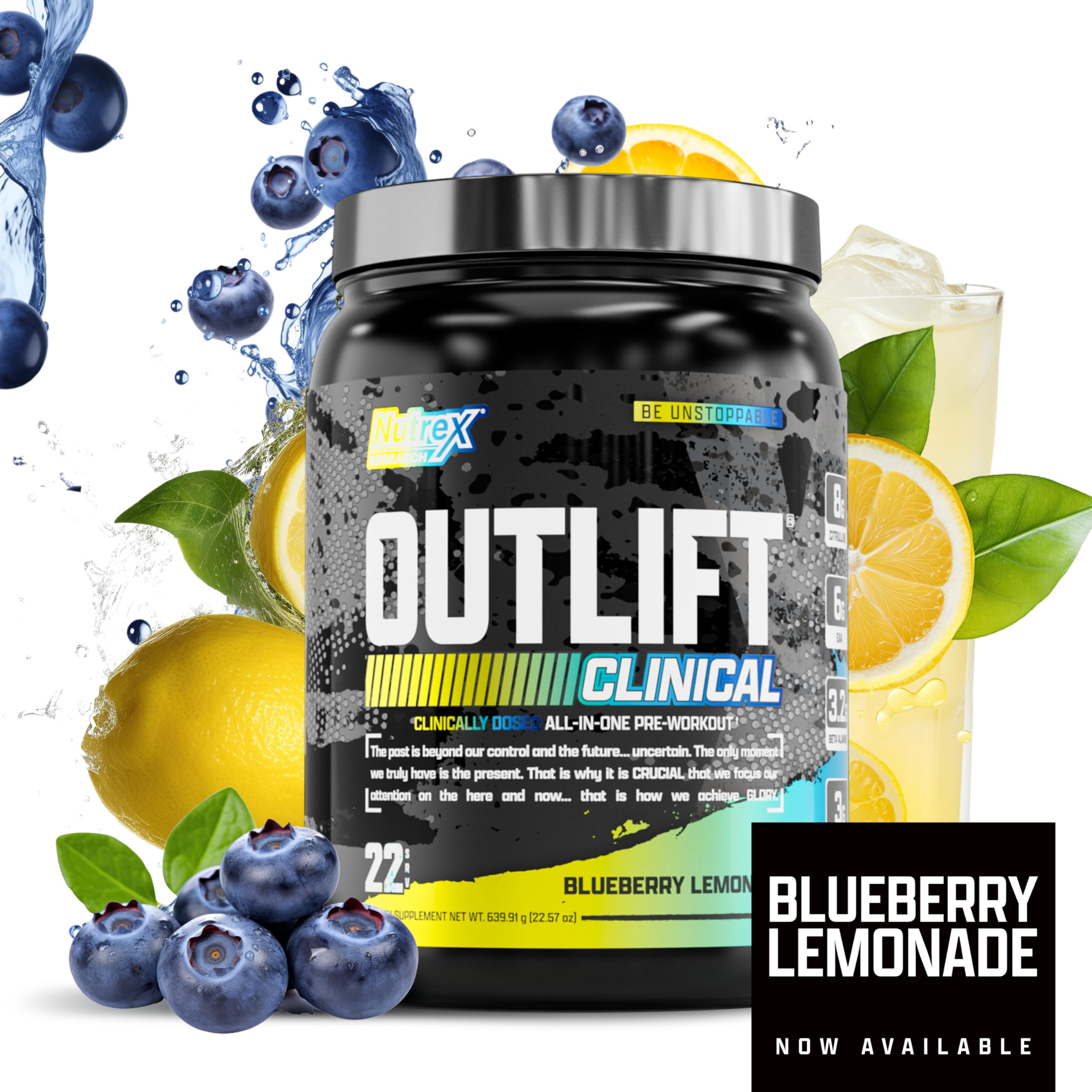 Mano sosteniendo vaso con Outlift preparado para sesión de entrenamiento.
