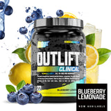 Mano sosteniendo vaso con Outlift preparado para sesión de entrenamiento.