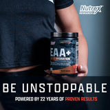 Nutrex EAA Hydration, shaker en acción, fácil de beber durante el entrenamiento.
