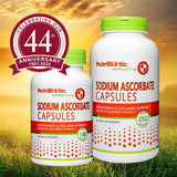 Cápsulas NutriBiotic en mano, uso diario cómodo.