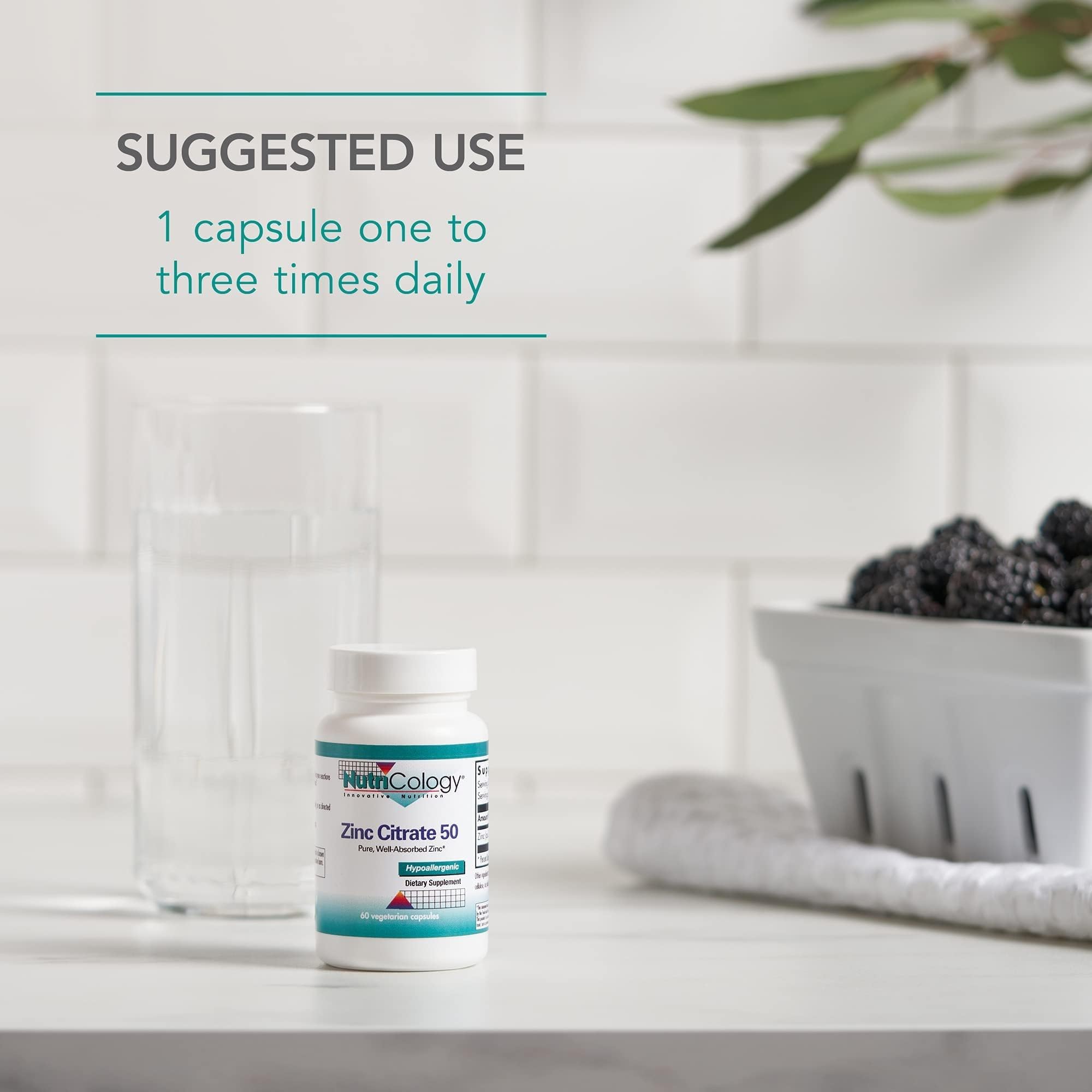 NutriCology Zinc Citrate, cápsulas en mano, muestra tamaño y conveniencia diaria