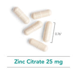 Nutricology Zinc Citrato cápsulas saliendo del bote, listas para uso diario.