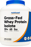 Nutricost aislado de suero alimentado con pasto en botella, ideal para entrenamientos.