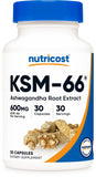 Nutricost ashwagandha 600 mg, cápsulas frente al envase, para apoyo al bienestar diario.