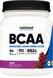 Nutricost BCAA en polvo de uva con cuchara medidora para dosis precisa.