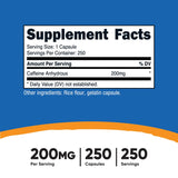 Nutricost cafeína cápsulas en mano, dosis diaria de 200 mg para concentración