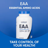 Frasco abierto de Nutricost EAA, vertiendo cápsulas para la dosis.