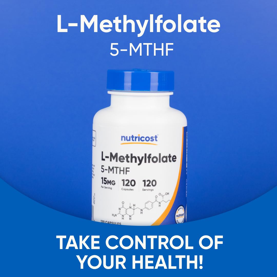 Nutricost L-Metilfolato 15 mg: cápsulas en mano para rutina diaria