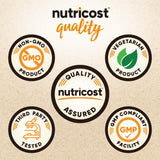 Nutricost cuchara medidora junto al polvo de cebada para medir dosis.