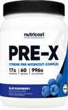 Nutricost Pre-X Xtreme polvo frambuesa azul con cuchara para dosificación fácil.