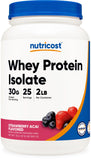 Nutricost Proteína de Suero Aislada fresa açaí, bote visible para aporte proteico diario.