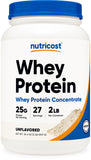 Nutricost Proteína de Suero concentrado sin sabor en botella de 2 lb, lista para mezclar.