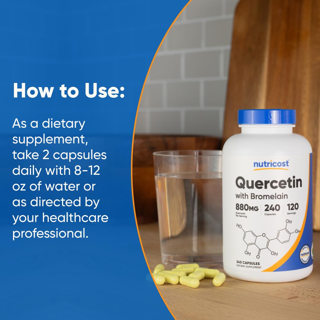 Cápsulas Nutricost Quercetin en mano, tamaño práctico.