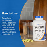 Cápsulas Nutricost Quercetin en mano, tamaño práctico.