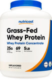 Proteína Nutricost de suero de pasto en bote de 5 libras para uso diario, alta calidad.