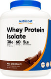 Nutricost Proteína de suero aislada sabor chocolate con leche, batido suave para la mañana.