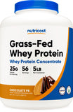 Nutricost whey criado-en-pasto en lata 5lb, sabor chocolate y mantequilla de cacahuete para batidos.