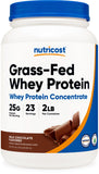 Nutricost proteína de suero alimentada con pasto, chocolate en envase, ideal para recuperación muscular.