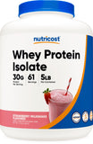 Nutricost Whey Protein Isolate batido de fresa en bote para post-entrenamiento