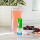 Nuun Vitaminas sabor arándano granada, diseño de empaque práctico para comprar y usar.