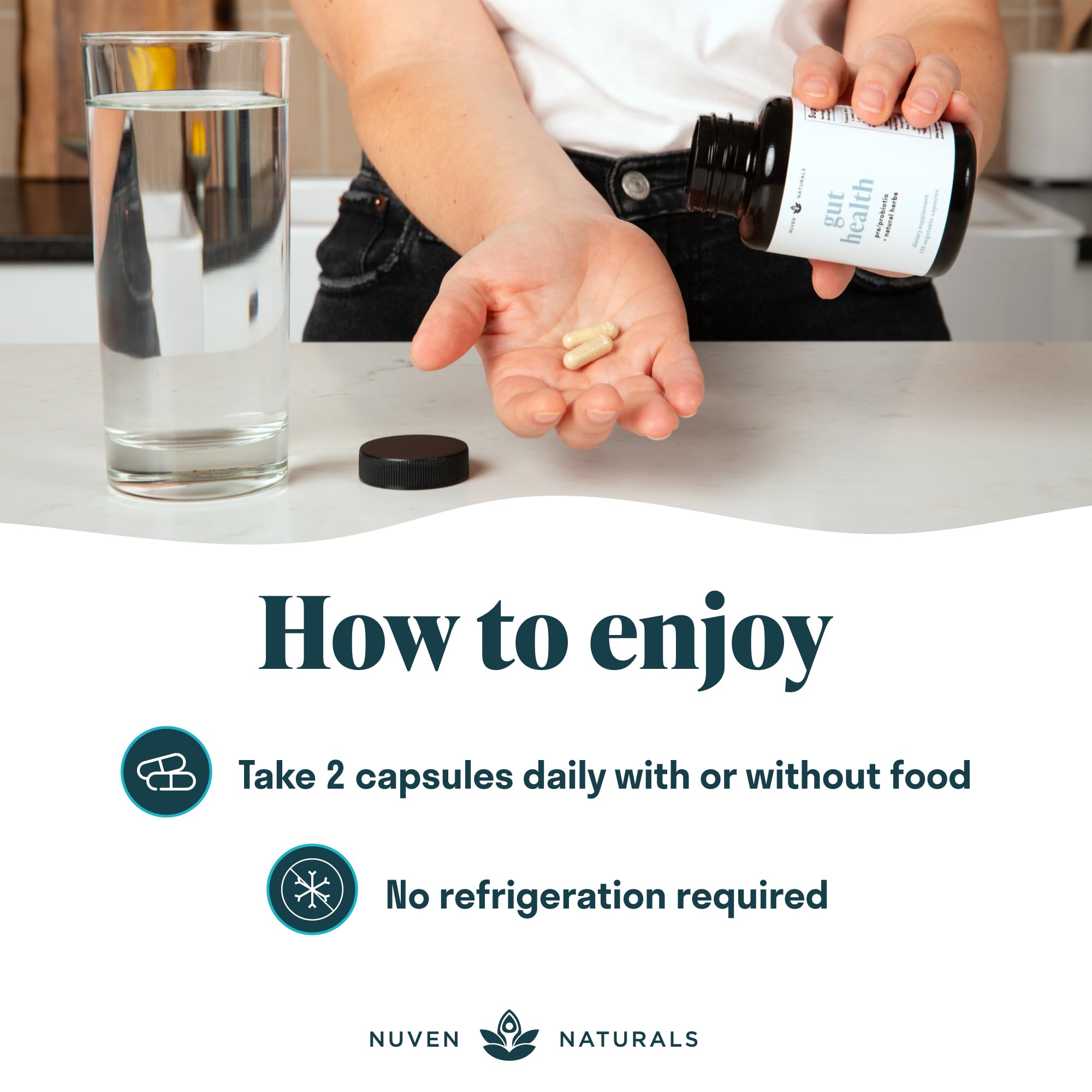Nuven Naturals tomando con agua para uso diario.