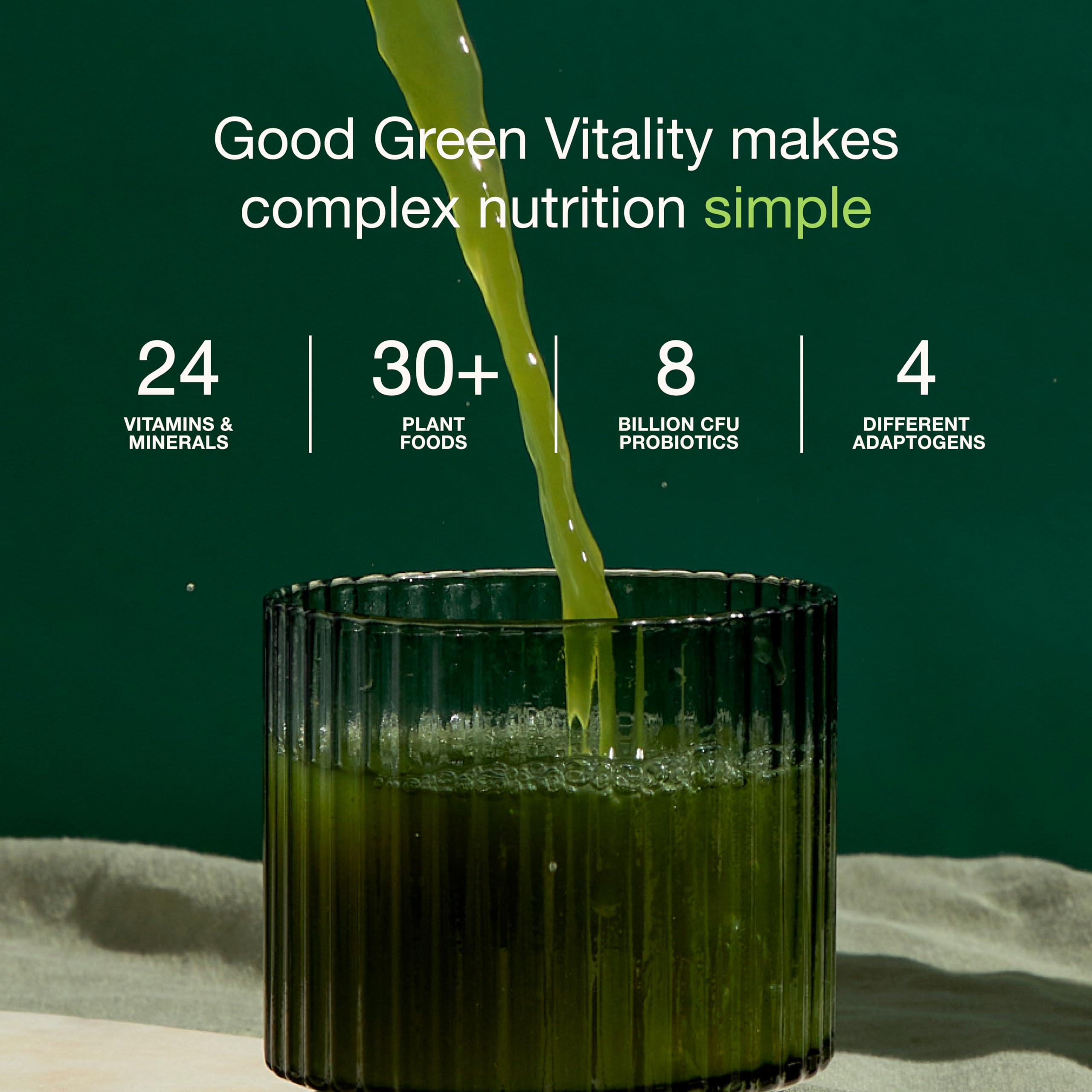 Nuzest polvo verdes mezcla en agua, bebida verde suave para empezar el día.