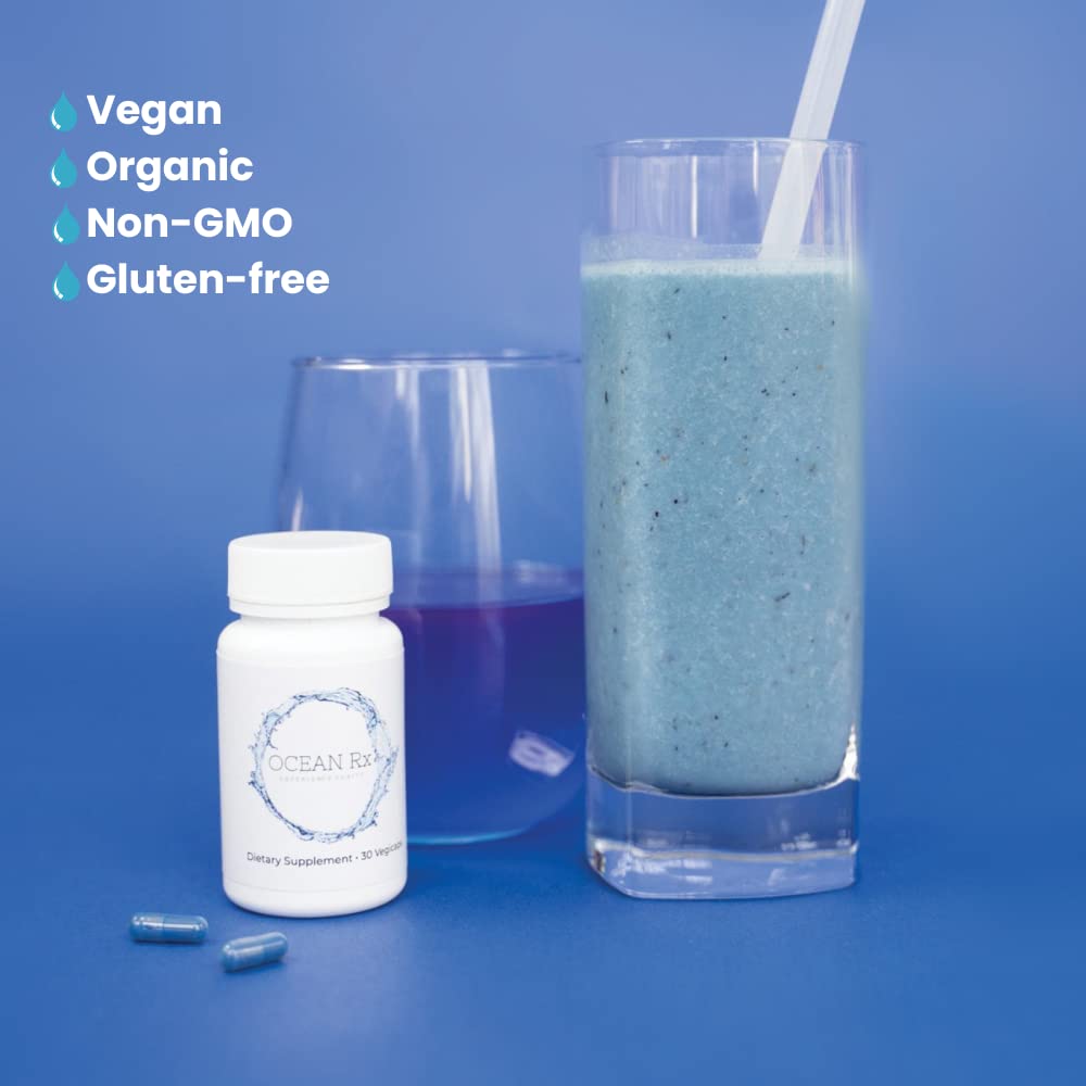Capsulas Ocean Rx Spirulina Azul en mano para medir la dosis diaria