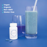 Capsulas Ocean Rx Spirulina Azul en mano para medir la dosis diaria