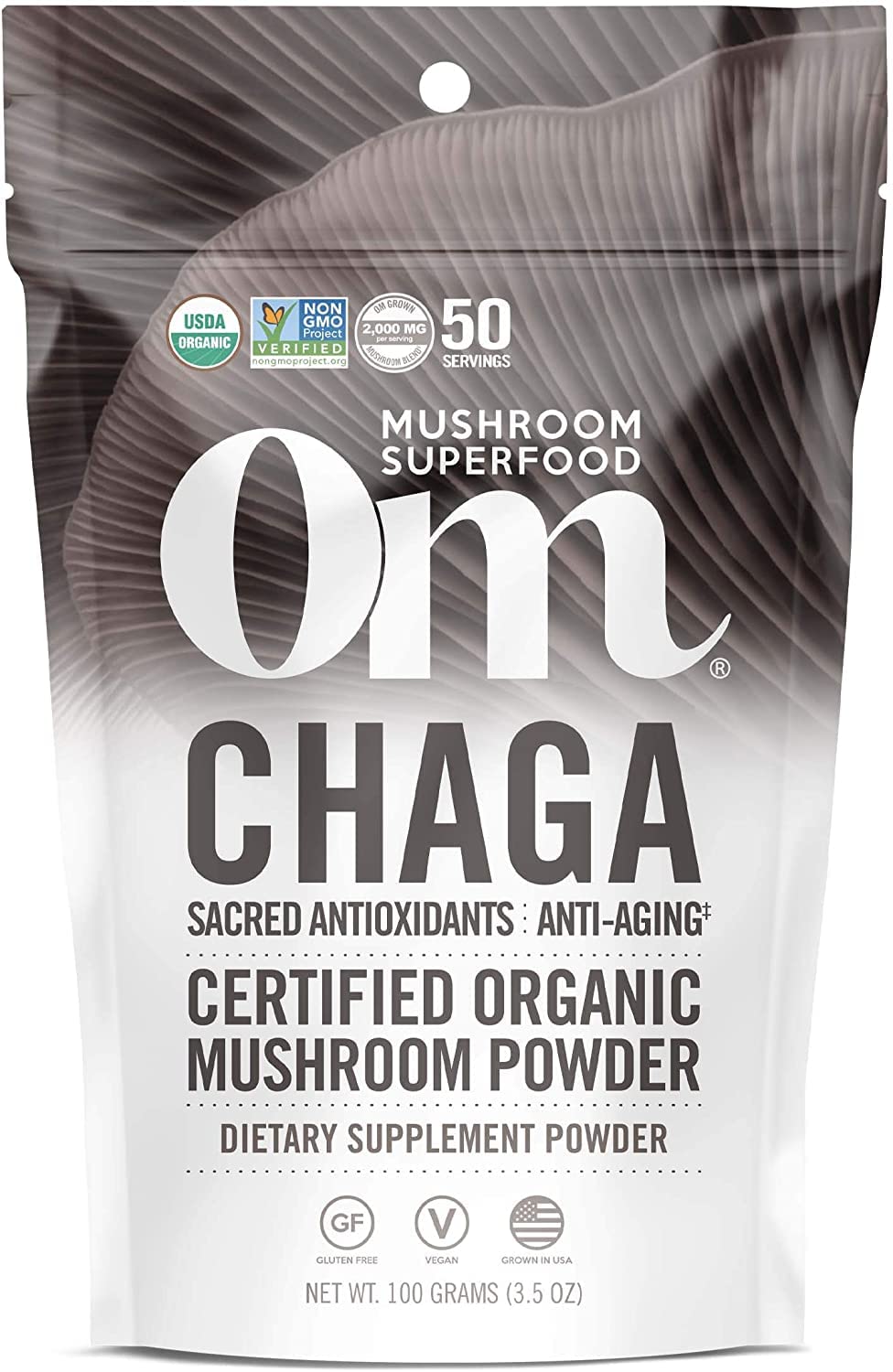 Om Mushroom Chaga orgánico, polvo en envase, posible antioxidante para uso diario.
