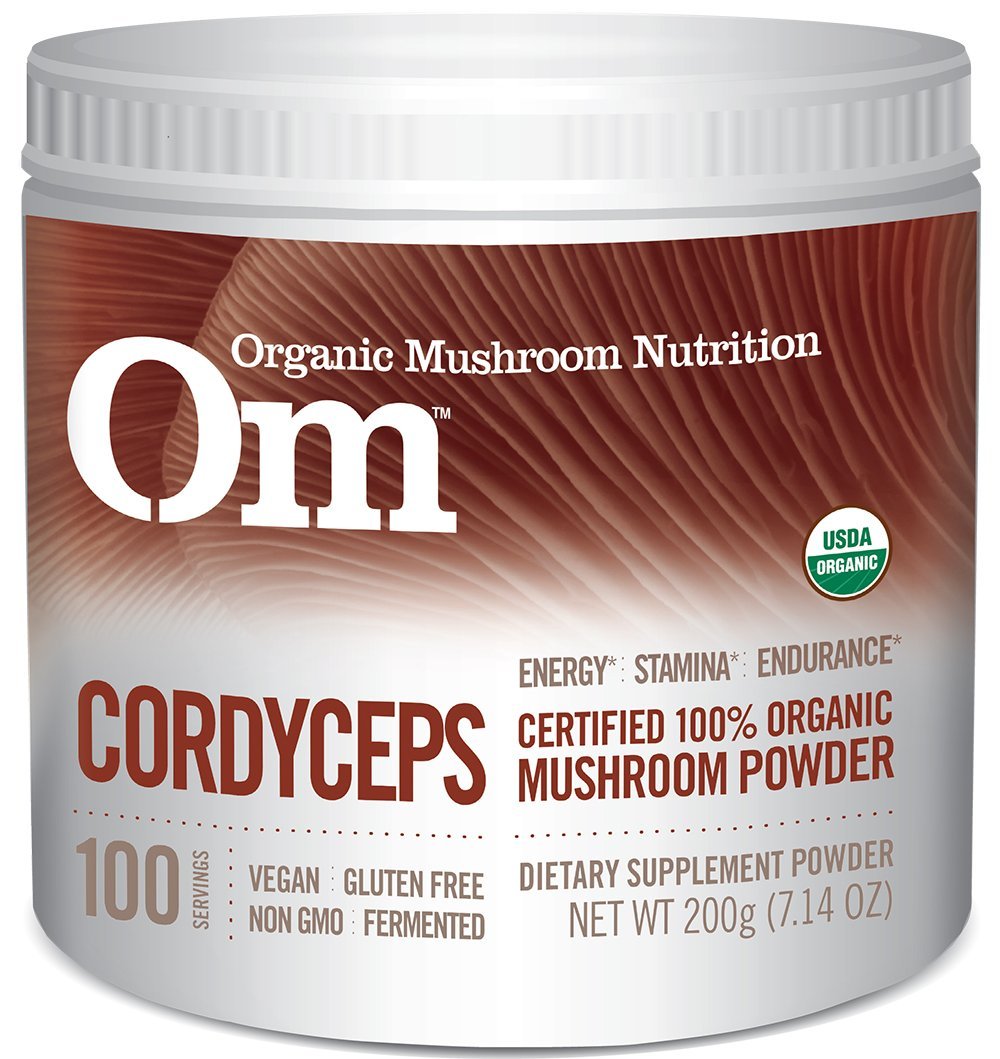 Om Cordyceps polvo frasco con etiqueta, ideal para energía diaria.