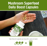 Cápsulas OM MUSHROOM SUPERFOOD Reishi junto a taza de té, uso relajante.