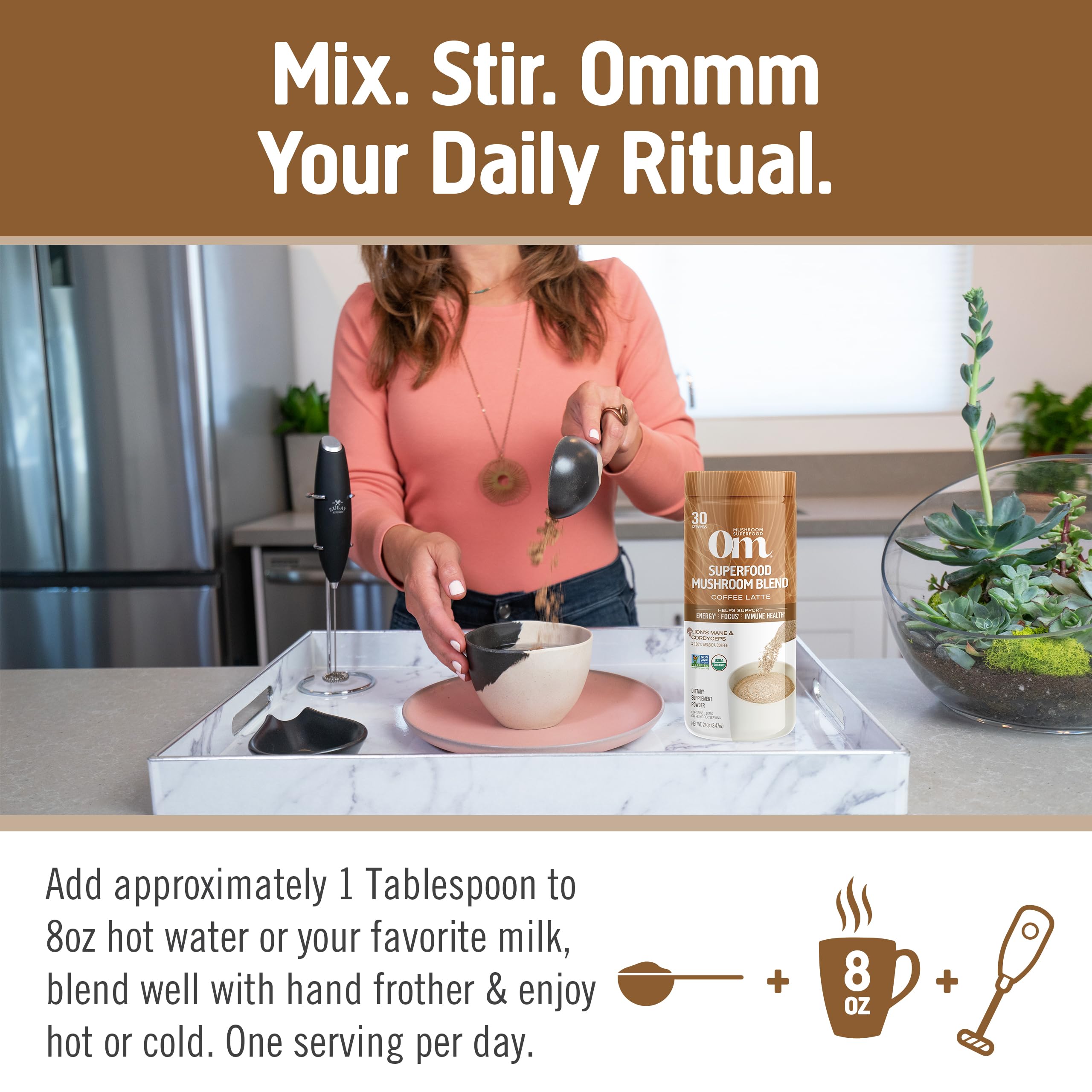 Chaga en polvo OM MUSHROOM SUPERFOOD con aroma terroso.