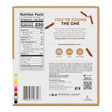 ONE barra proteina sabor rollo canela, en mano para snack pre-entrenamiento.