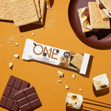Barra ONE proteina sabor s'mores con galleta graham, snack portátil.