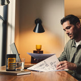 ONNIT Alpha Brain: botella sobre escritorio para rendimiento mental