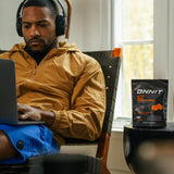 Profesionales consumiendo ONNIT Alpha Brain durante la jornada laboral