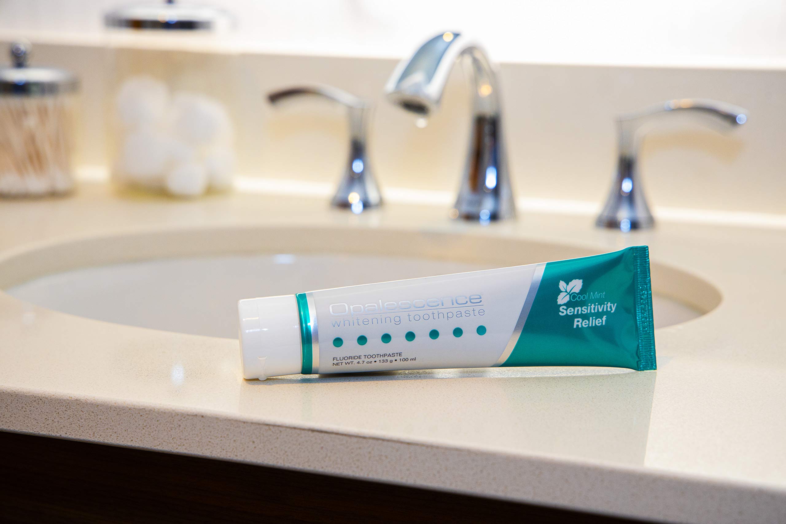 Opalescence pasta dental sensible, primer plano de dientes con blanqueamiento suave.