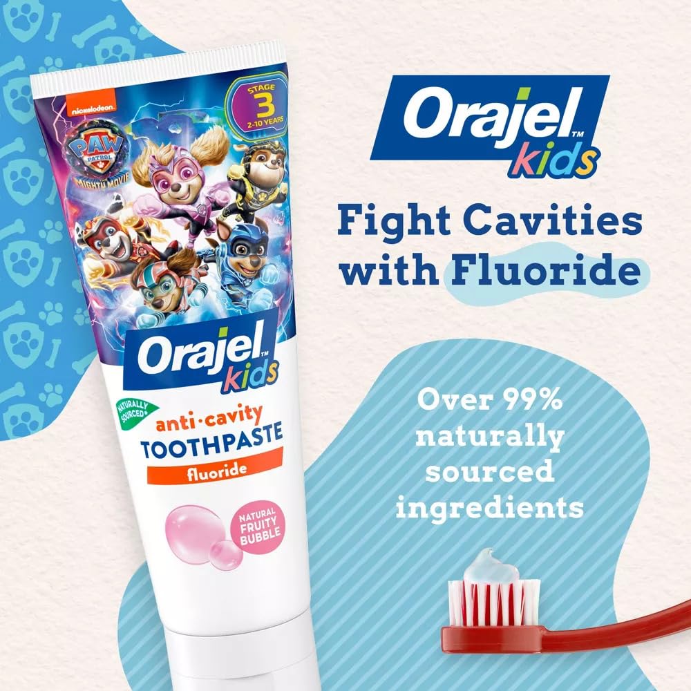Niño cepillándose con Orajel Kids Paw Patrol, sabor burbujeante para higiene diaria.