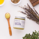 Masaje relajante con Ora's Amazing Herbal Salve de lavanda para alivio sensorial.