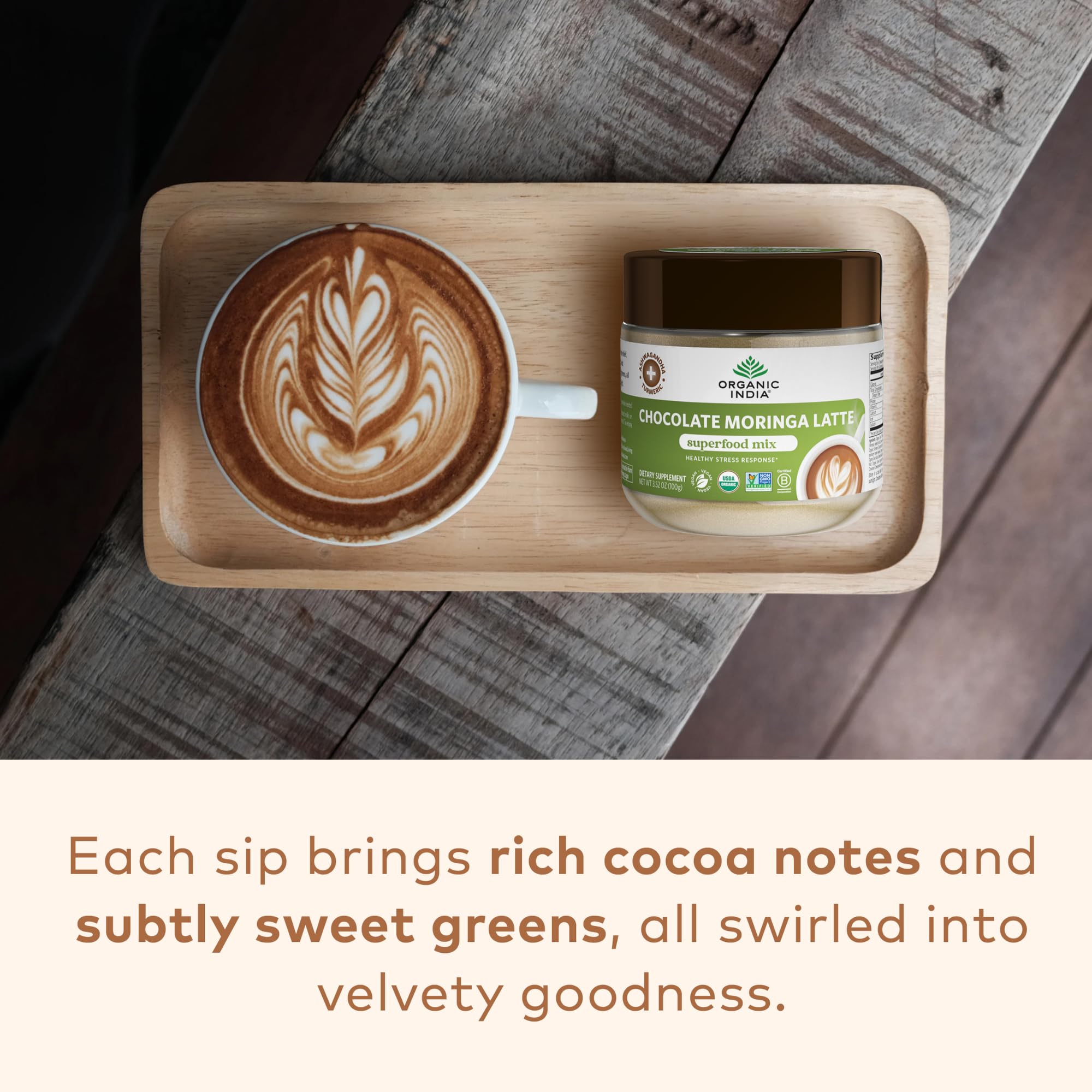 Taza caliente con ORGANIC INDIA Chocolate Moringa Latte Powder bebida reconfortante